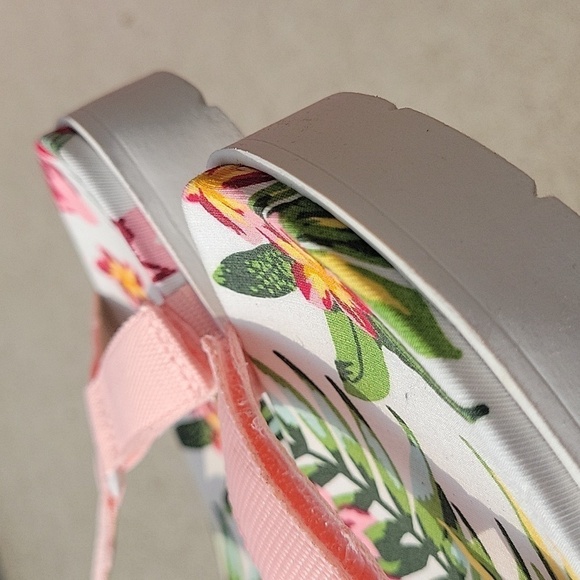 NEW! CHARLES DAVID Pink Zambo Floral Lug Sole Sandals 8. - Picture 8 of 10